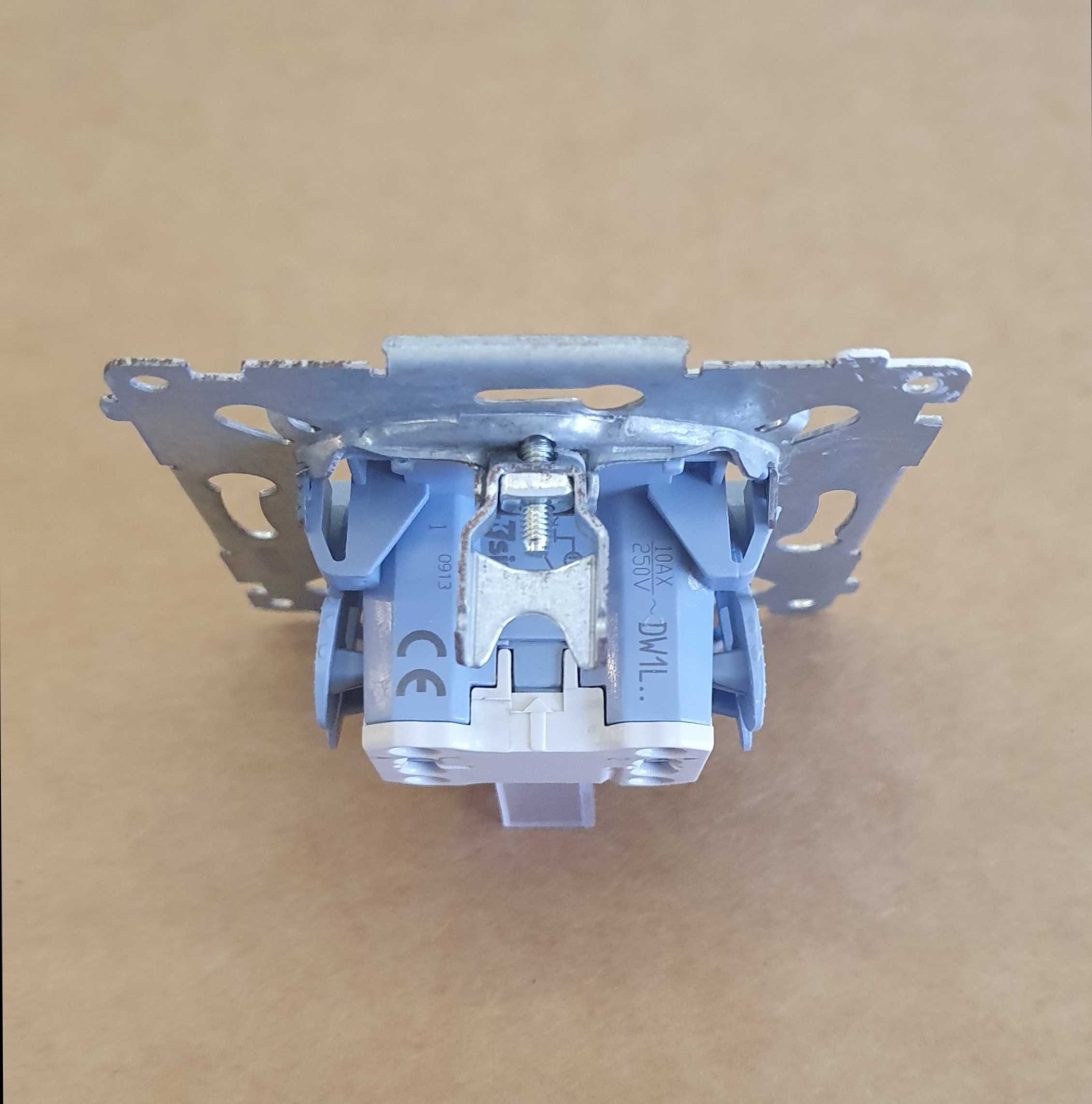Simon54 Premium DW1L.01/43 lub DW1L.01/44 wyłącznik pojed. z podświet.