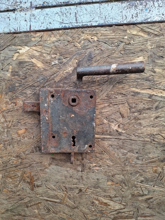 Stary zamek skrzyniowy