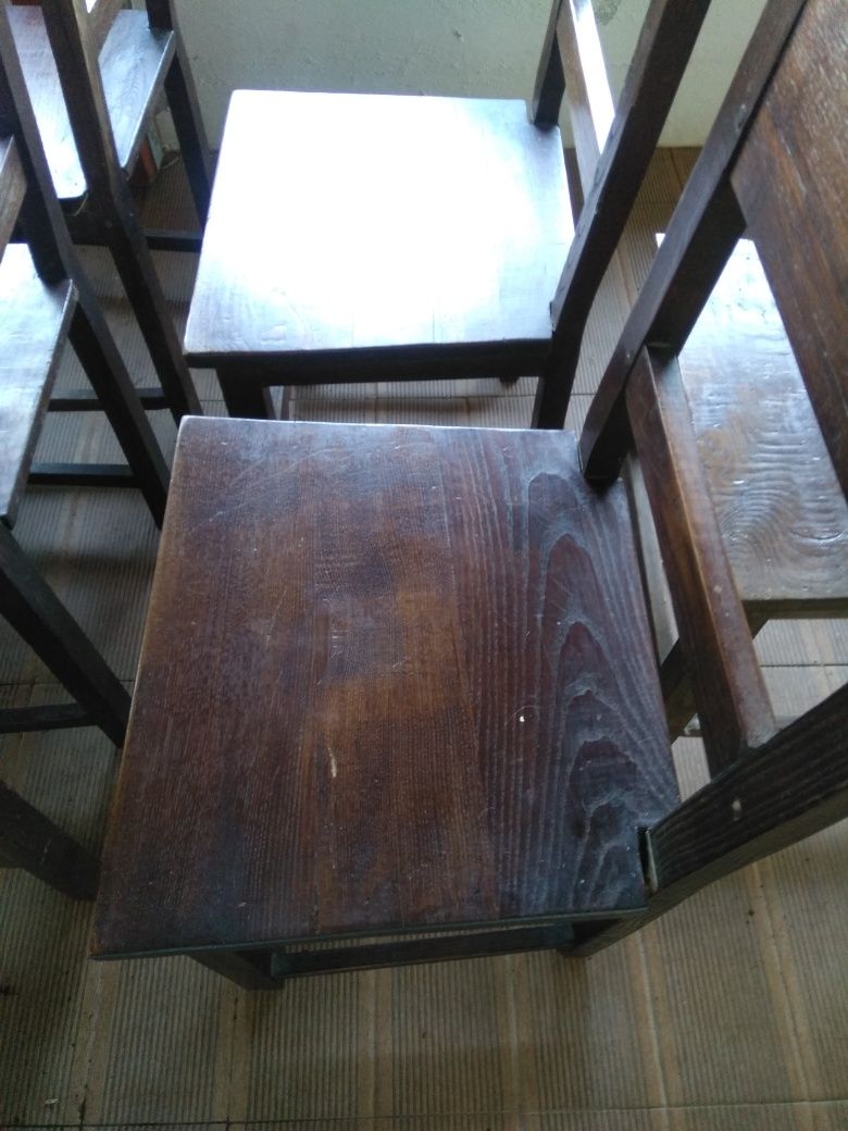 Doze cadeiras em madeira maciça