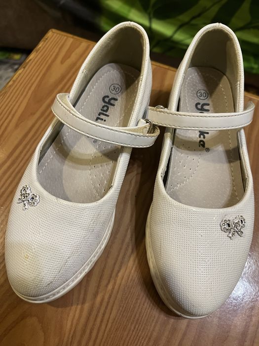 ВІДДАМ взуття на дівчинку