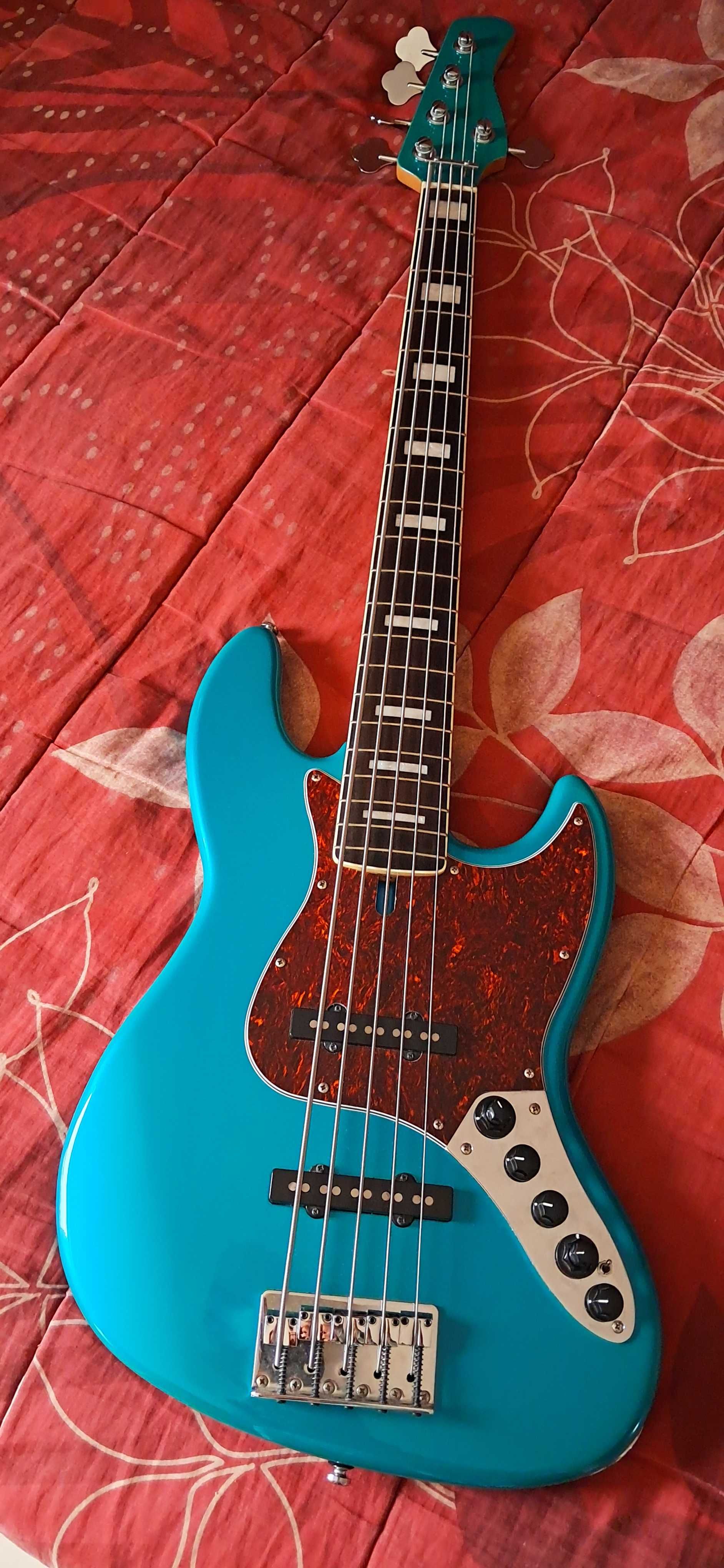 Baixo Sire Marcus  Miller V7 5 cordas personalizado