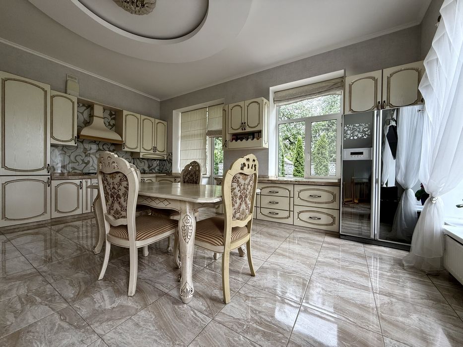 Будинок у нагірній частині міста, район ресторану «Armenia»