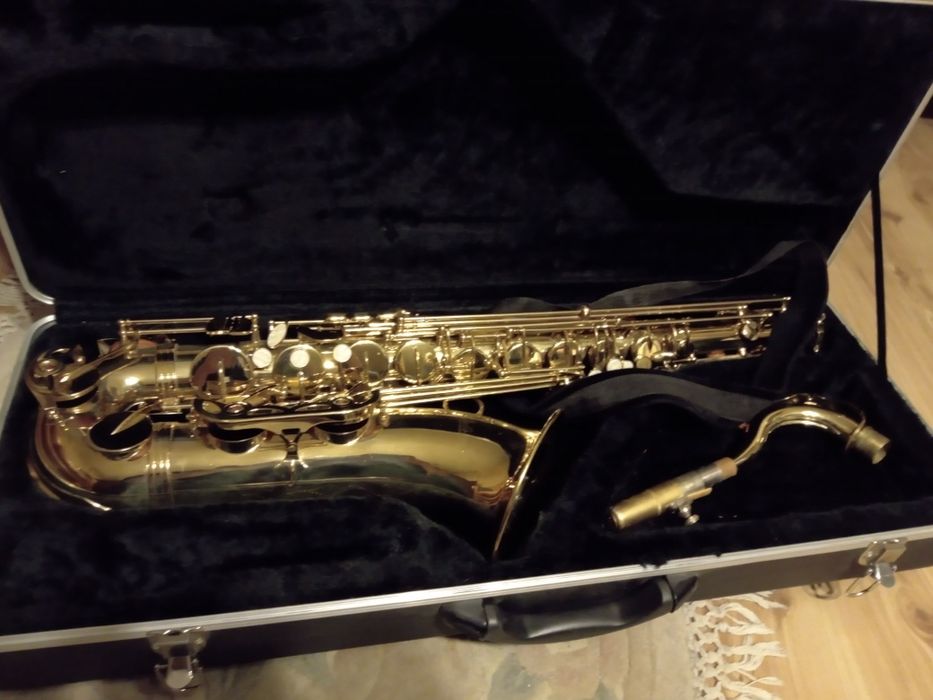 Saksofon Velton w futerale.