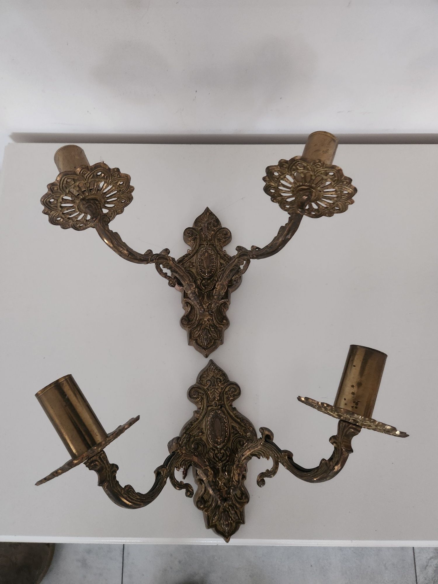 Mosiężna lampa z dwoma kinkietami