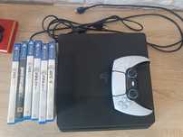 Konsola PS4 z grami kablami i padem