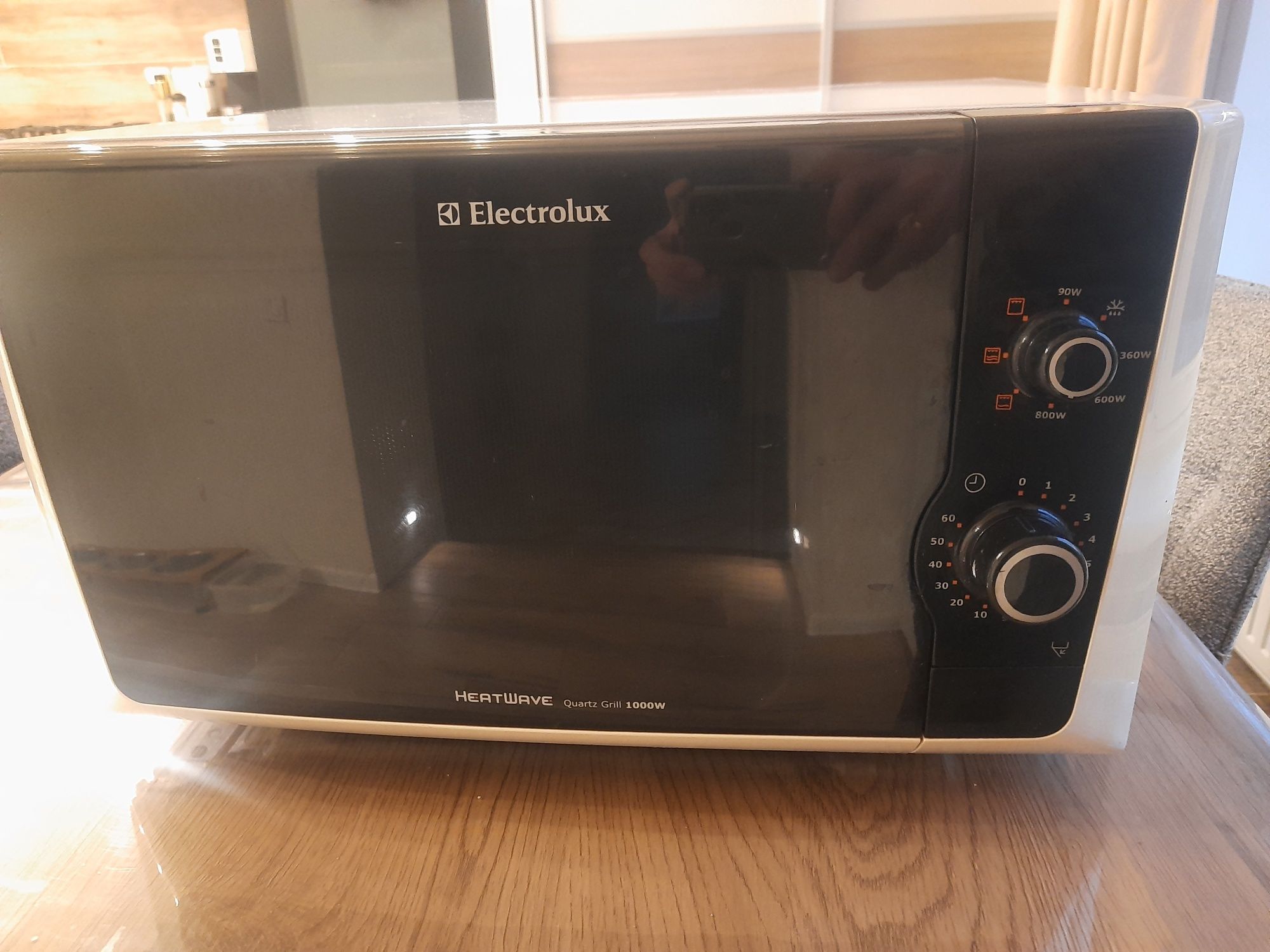 Мікрохвильова піч Electrolux EMM21150W