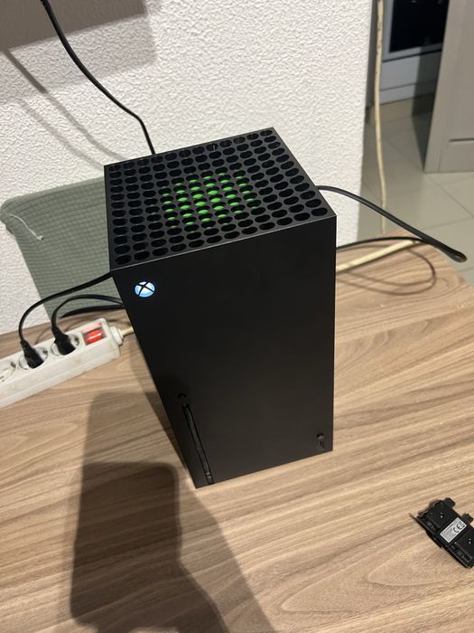Xbox serie X com caixa e recarga de comando