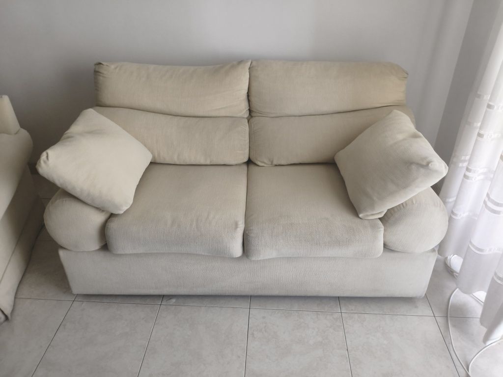 Sofá cama 2 lugares com almofadas e sofá individual