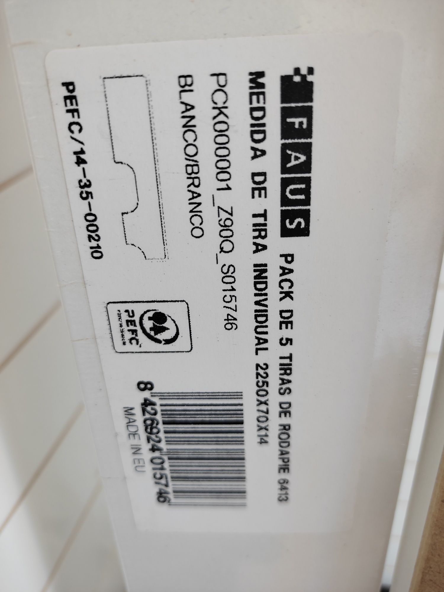 Rodapé branco com 7 cm.