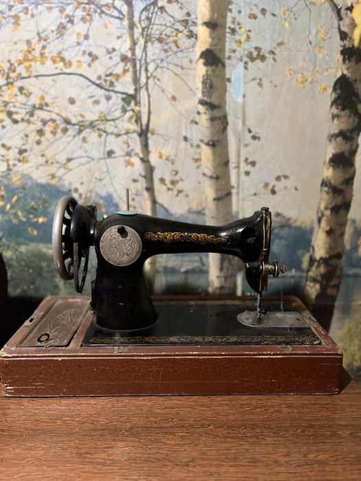 Антикварна швейна машинка