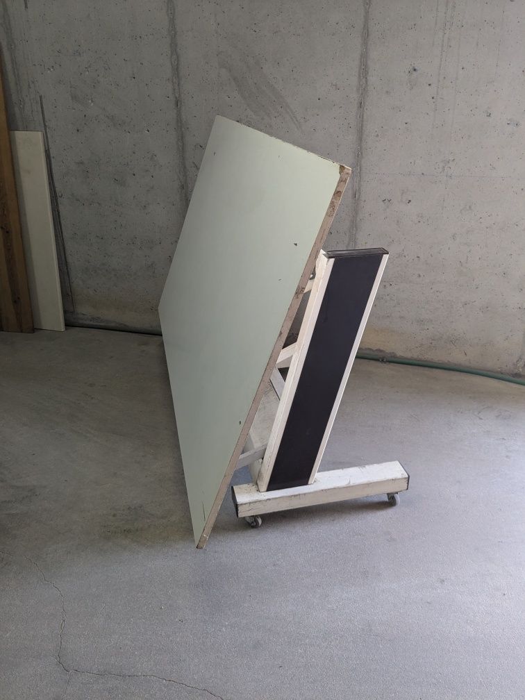 Mesa de trabalho de altura e pitch variável