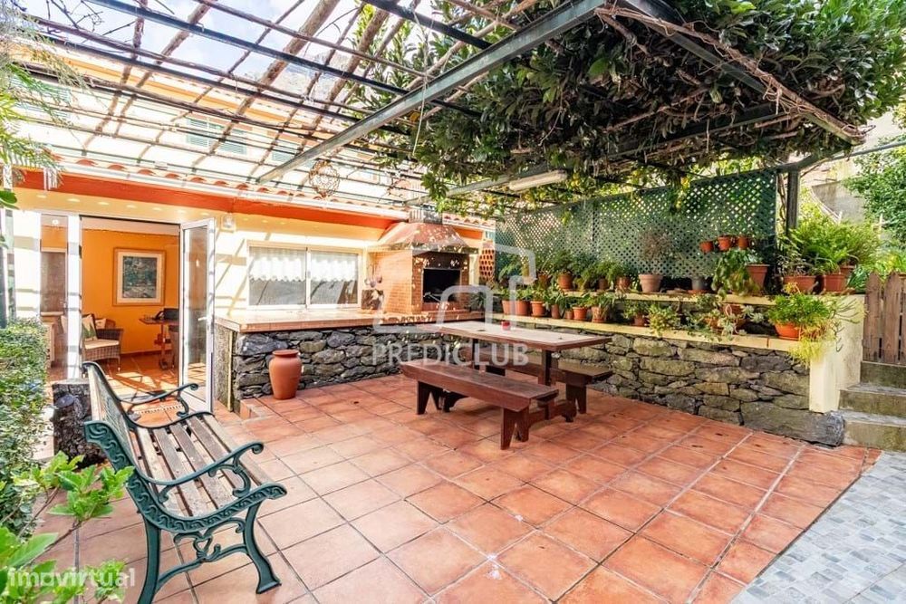 Moradia T4 + Apartmento T1 - Curral das Freiras