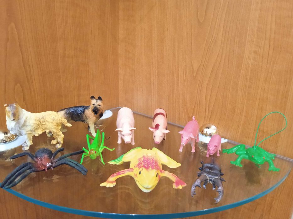 Фигурки животных(домашние животные): собаки, поросята,лягушка,паук,куз