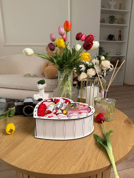 Подарункові бокси ручної роботи з шоколадом, цукерками та печивом