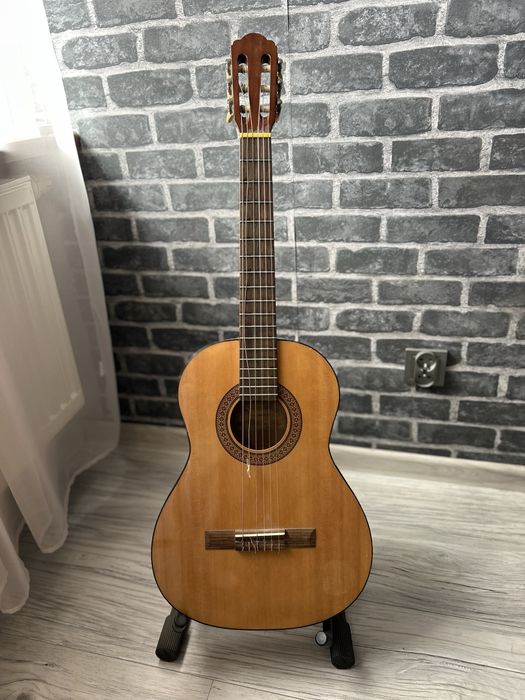 mała gitara akustyczna