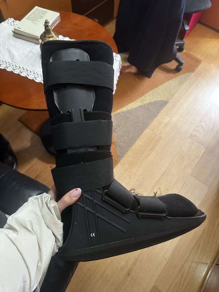 Duas botas ortopédicas