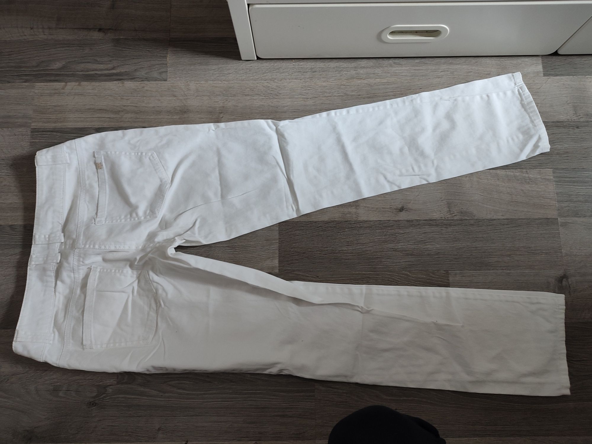 Białe damskie spodnie Vero moda 38