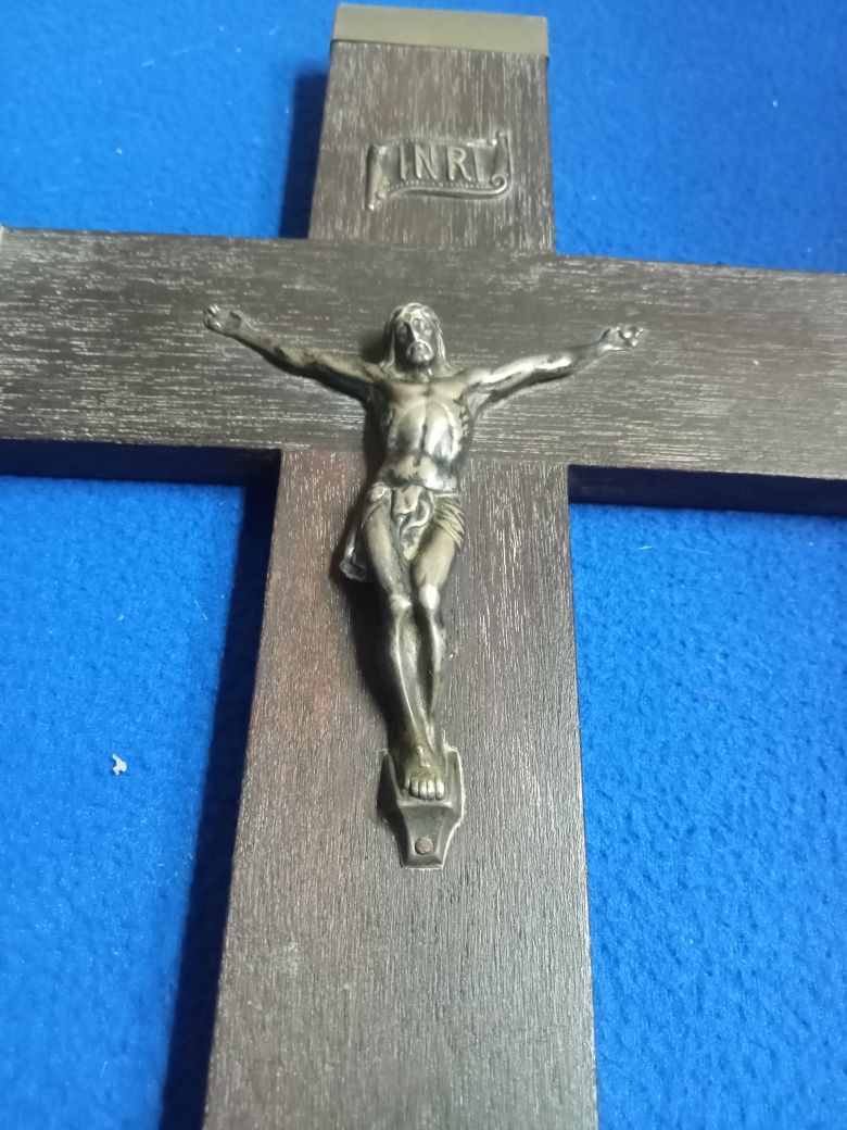 Crucifixo em pau santo e prata