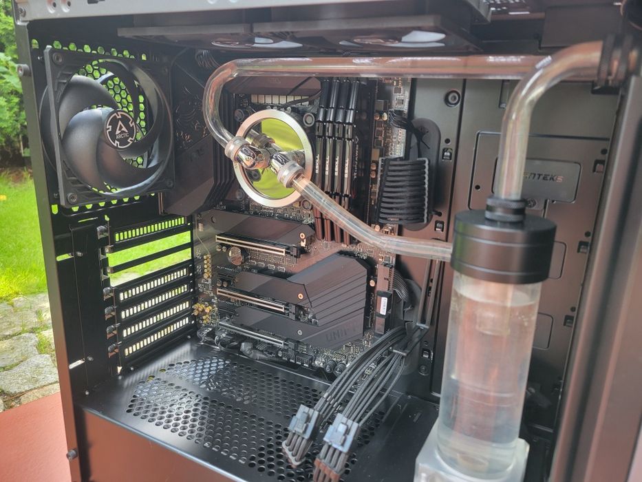 Komputer gamingowy i9 10900k 24GB DDR4 Corsair 750w chłodzenie wodne