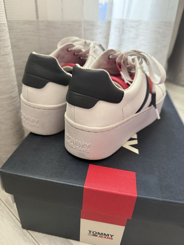 Кроссовки, мокасины Tommy Hilfiger р.37,5