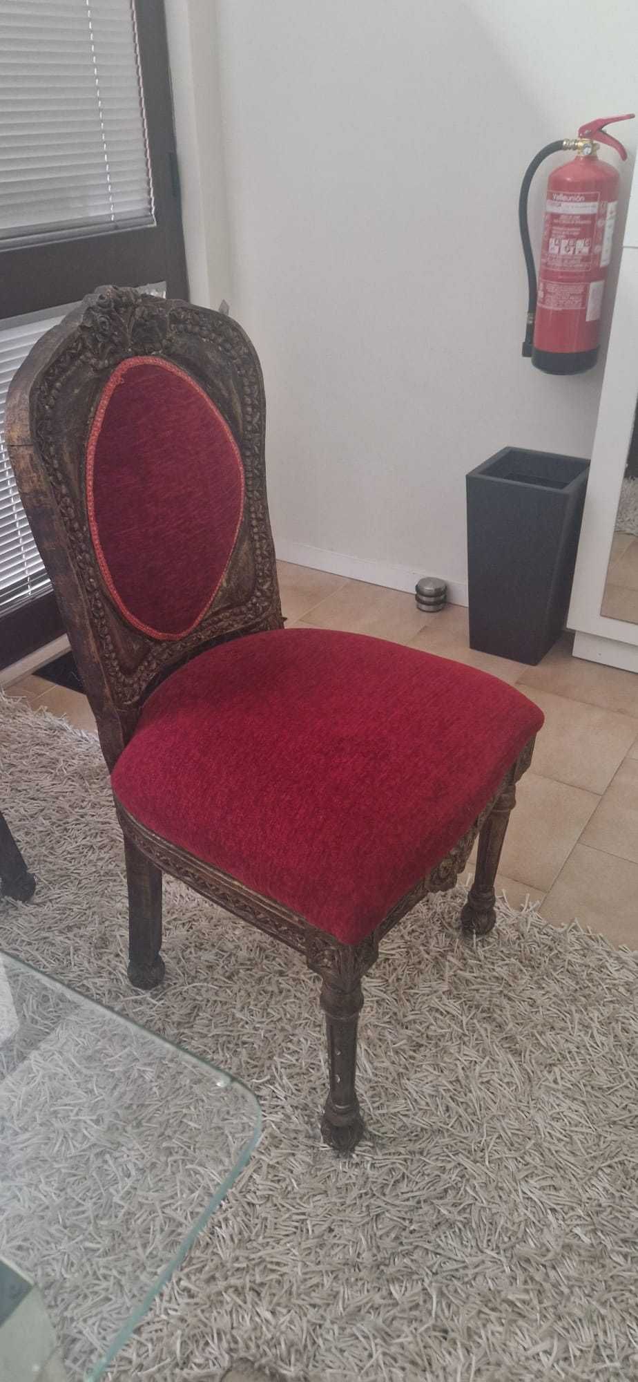 Cadeiras estilo monárquico
