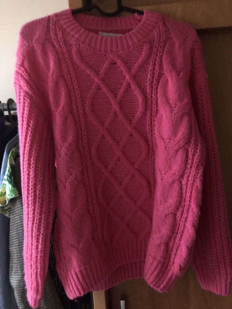 Rozowy sweter fuksja pleciony