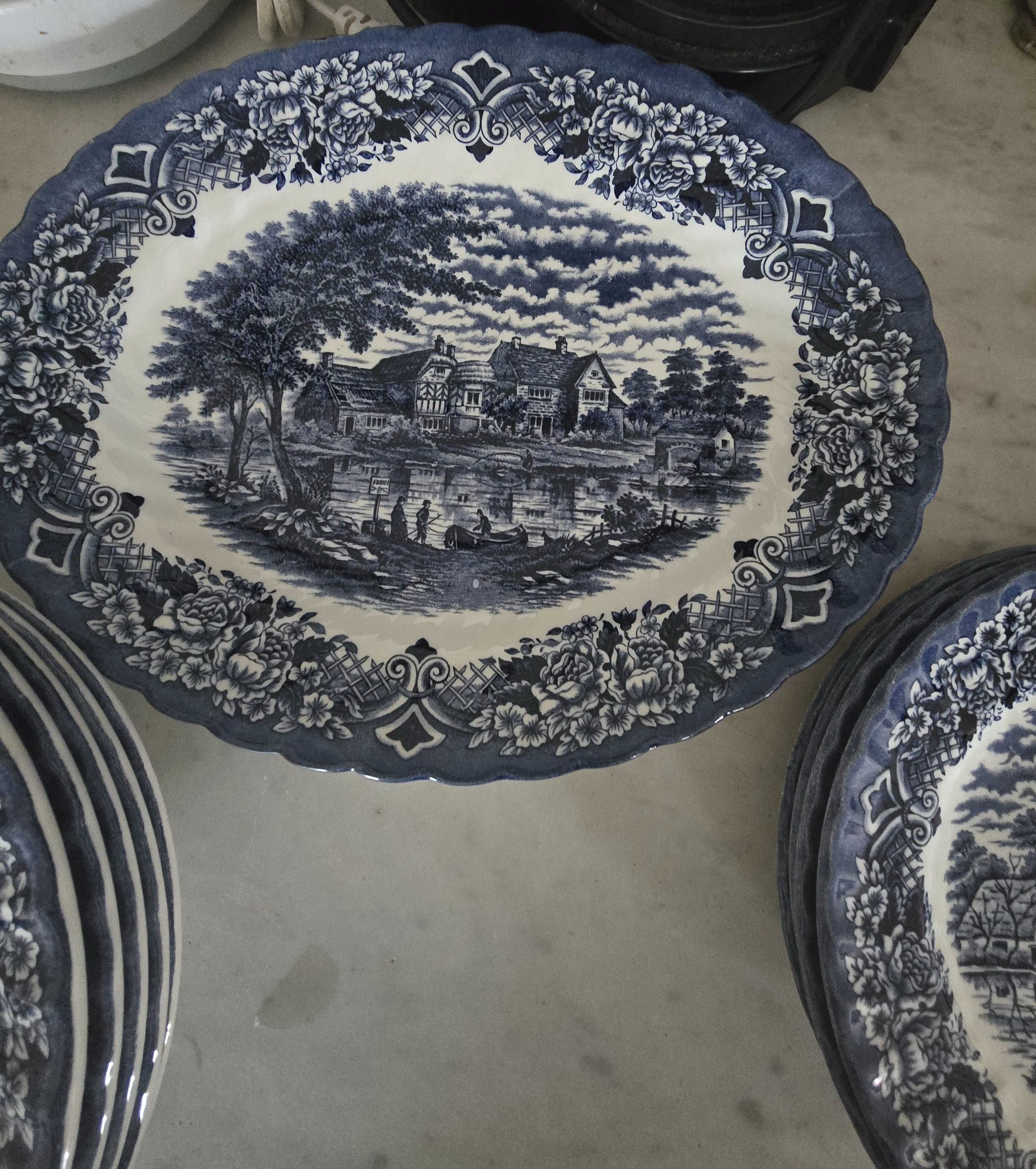 Conjunto de pratos marca Royal England