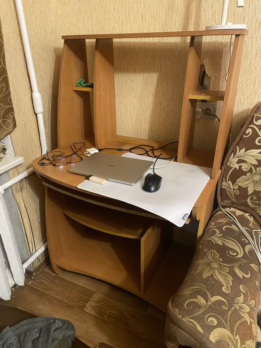 Стол компьютерный, тумбочка и стулья
