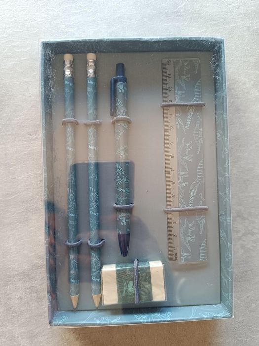 Set de papelaria com material escolar tema dinossauros.
Inclui caneta,