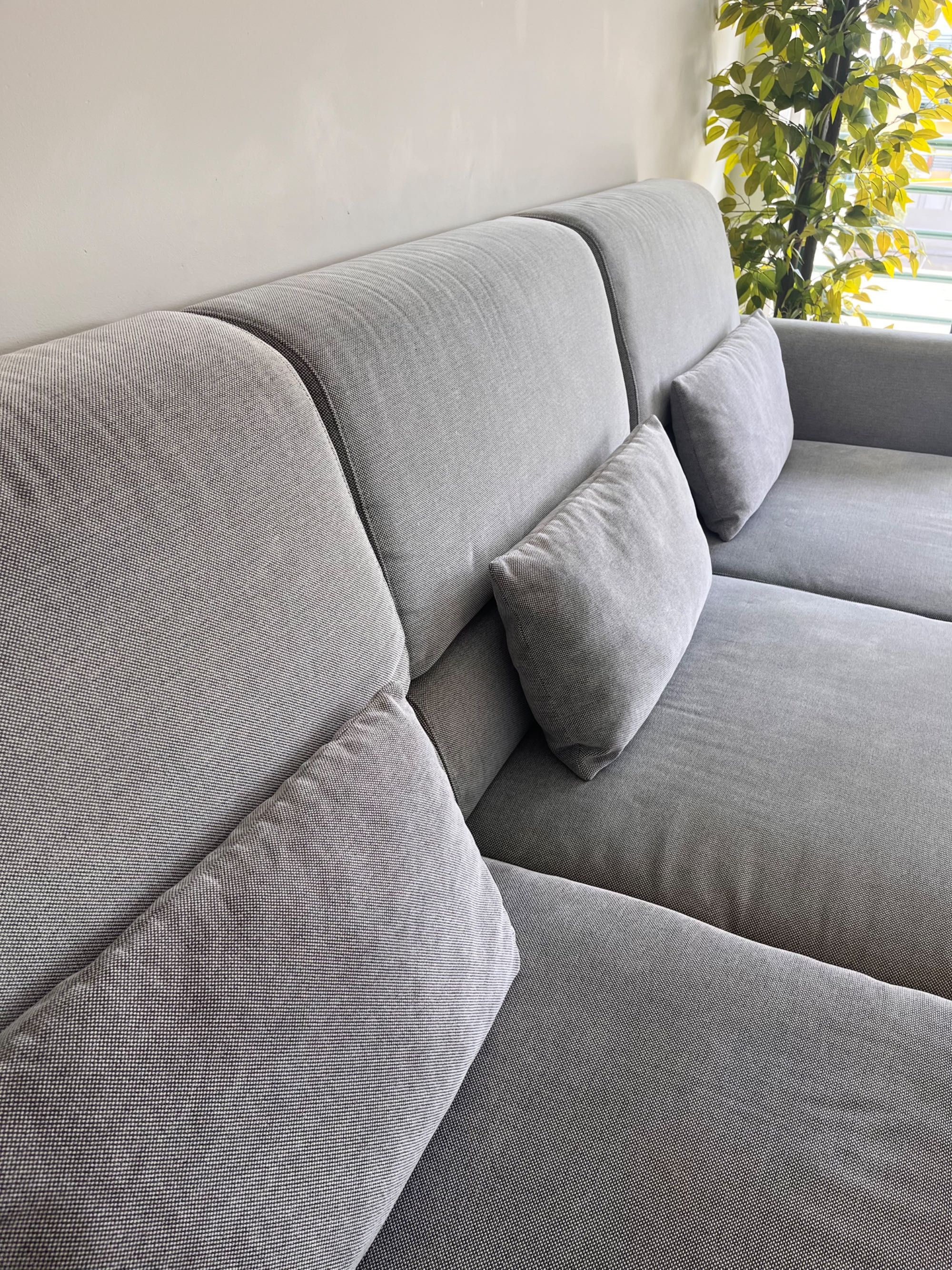 Sofá cinzento com chaise longue