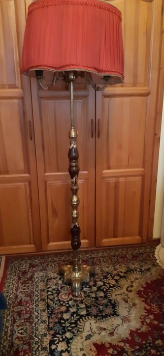 Mosiężna lampa stojąca