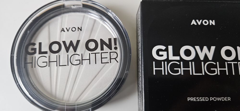 Nowy puder prasowany Głów On Highlighter Sheer Głów Avon