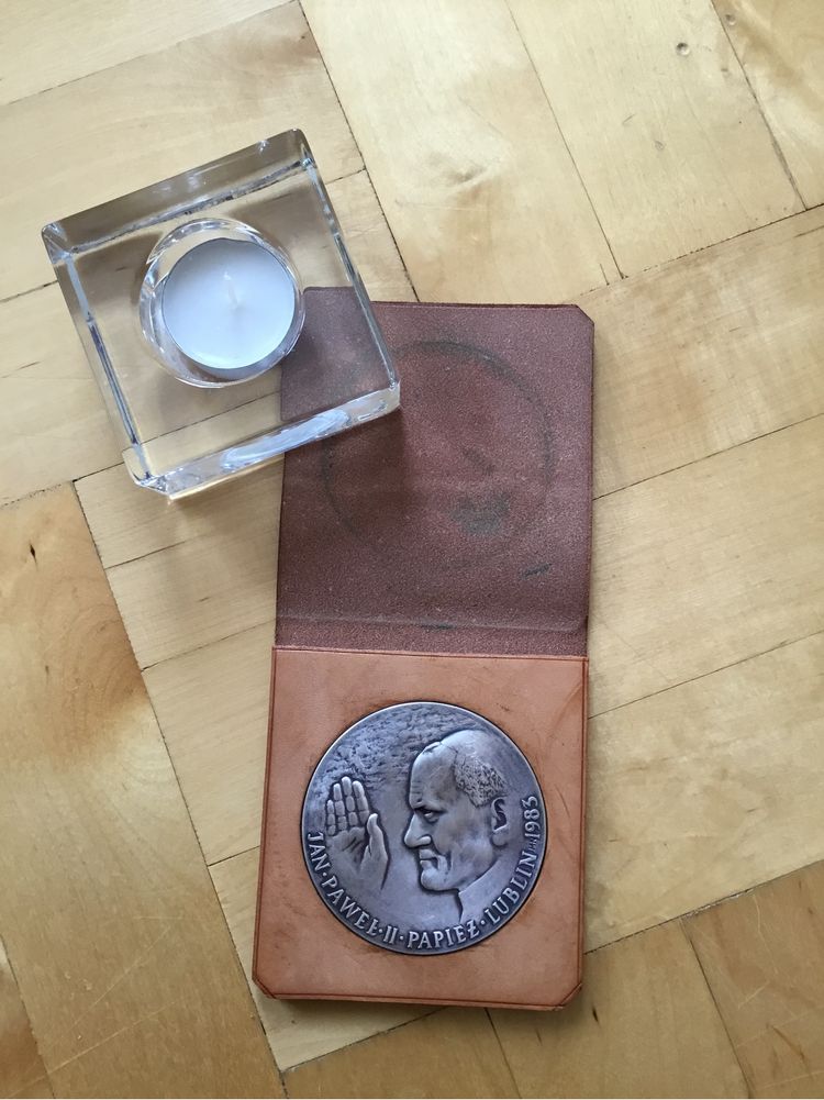 Medal Jan Paweł II  Papież Lublin, Majdanek 1983 w skórzanym etiu