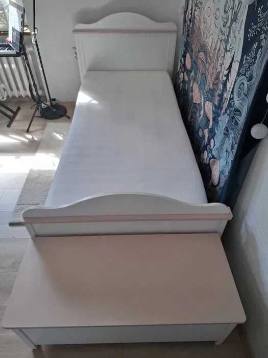 Łóżko z materacem bonellowym w komplecie i skrzynia na pościel