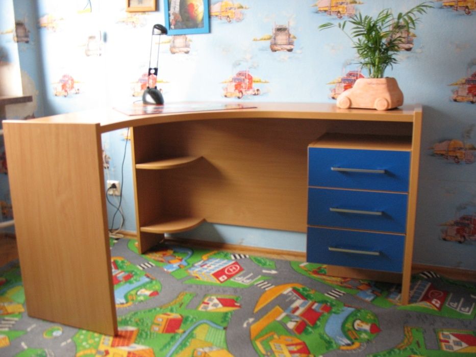 Zestaw mebli dziecięcych (łóżko, szafa, biurko)