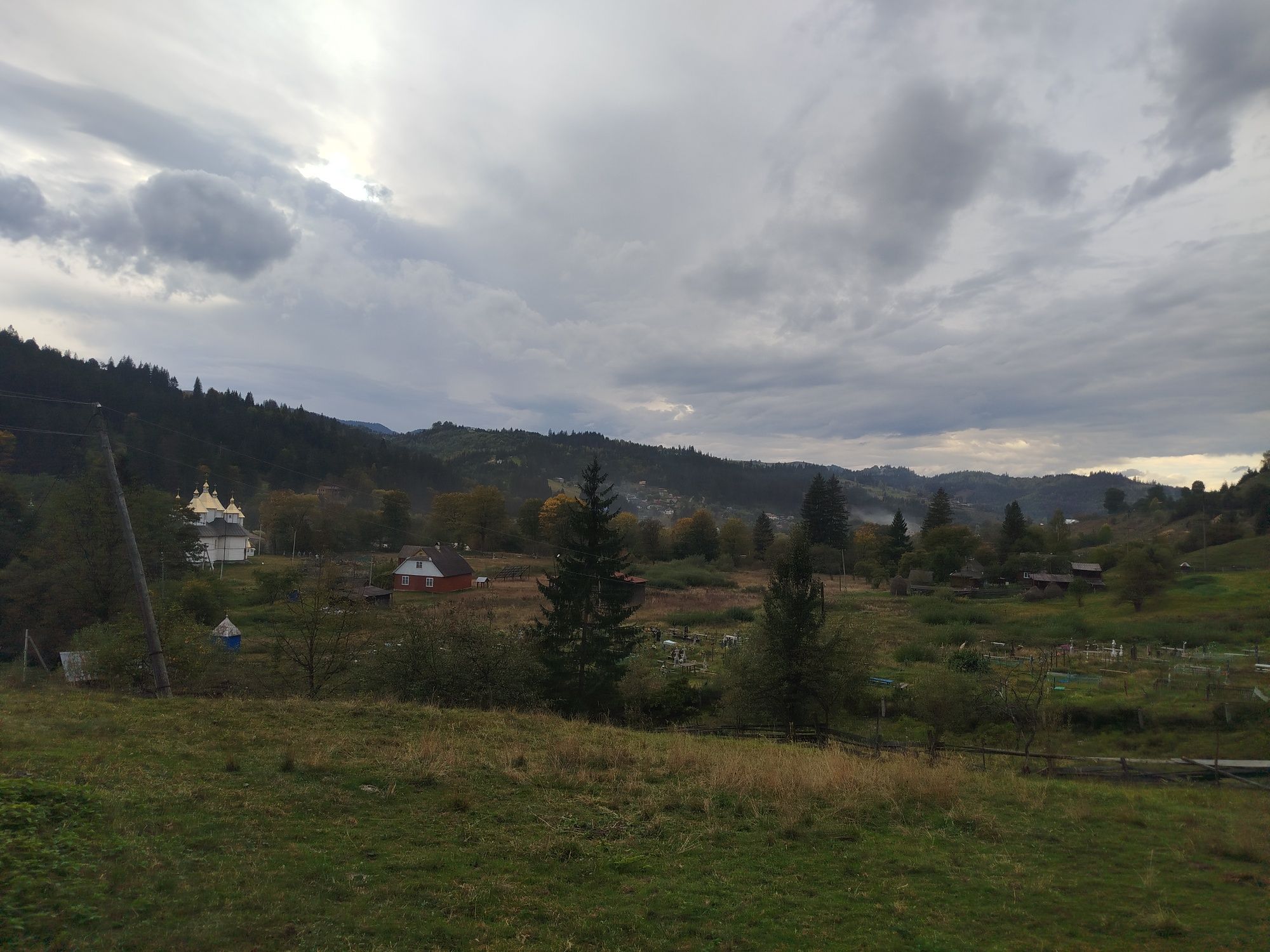 Будинок, земля, житло в Карпатах, гори