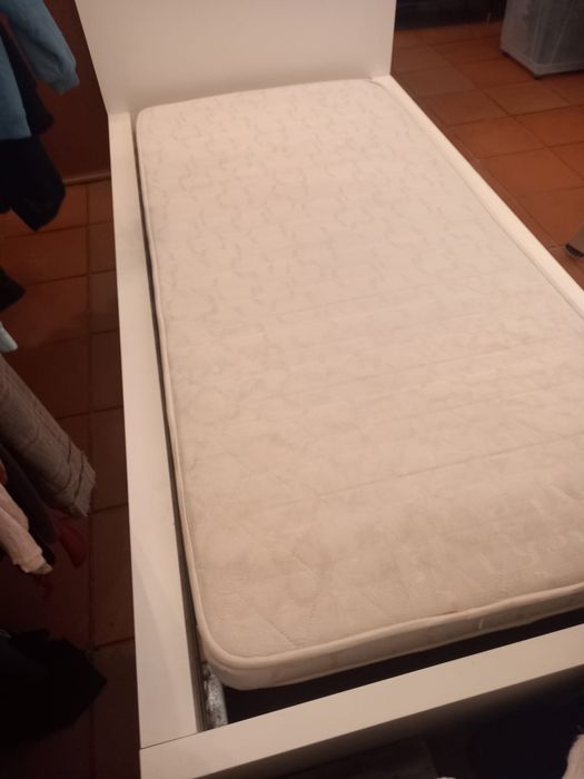 Cama branca de solteiro