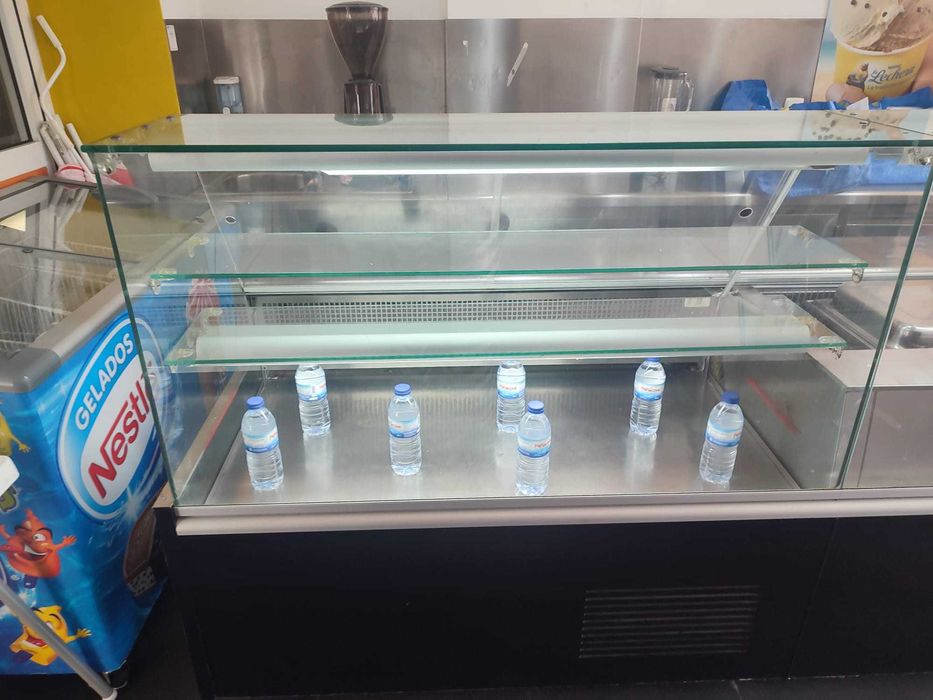 Balcão de pastelaria com frio
