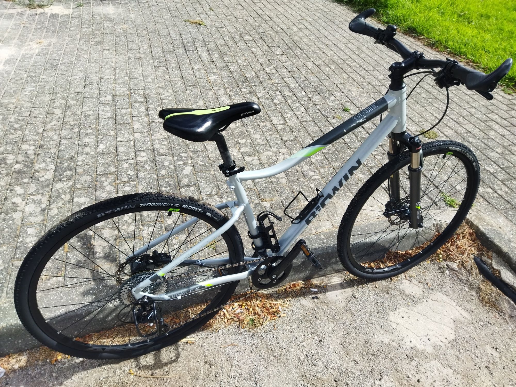Bicicleta de Trekking Riverside 900 Cinza
