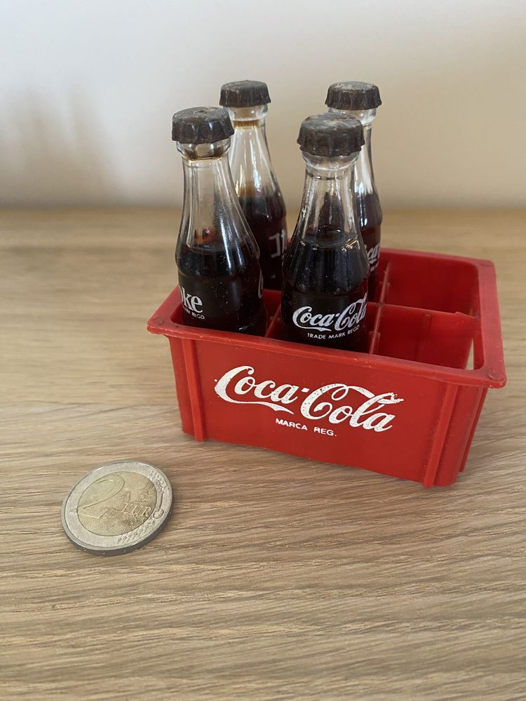 Grade e garrafas de vidro Coca-Cola miniatura