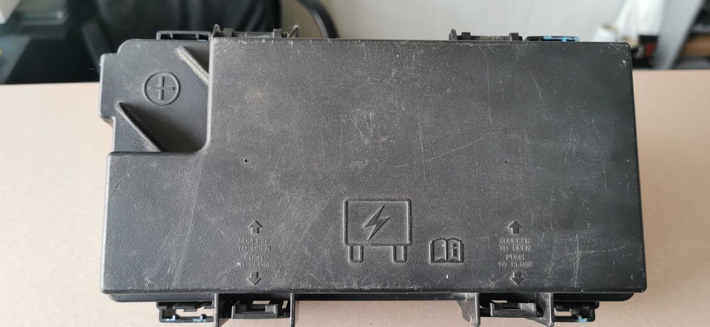 Jeep Grand Cherokee WK2 skrzynka bezpieczników moduł EPC TIPM