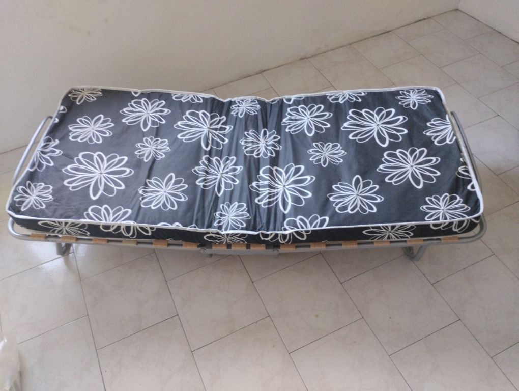 Divã individual dobrável com colchão