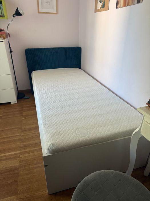 Łóżko drewniane Meblik szufladą i materac z termopianki, Lampa gratis