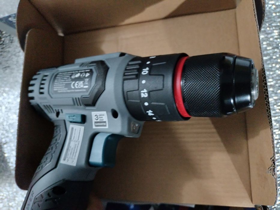 Шуруповерт акумуляторний. Металічний патрон.