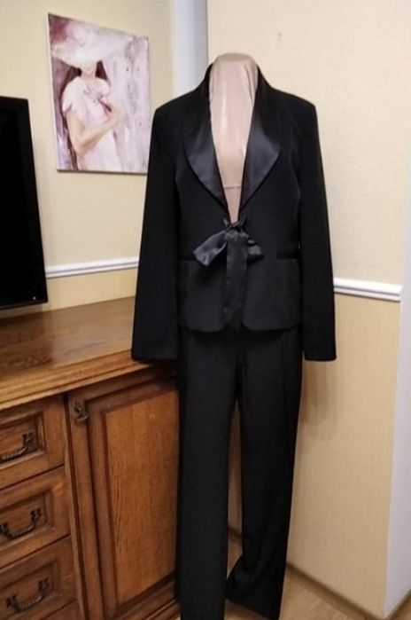 Элегантный брючный костюм