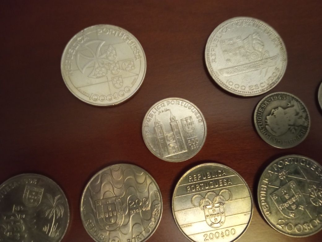 Vendo uma panóplia de moedas antigas para colecionadores várias datas