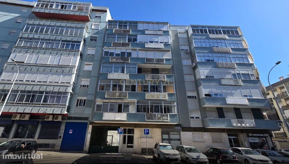 Apartamento T3 com elevador para Remodelar em Amadora