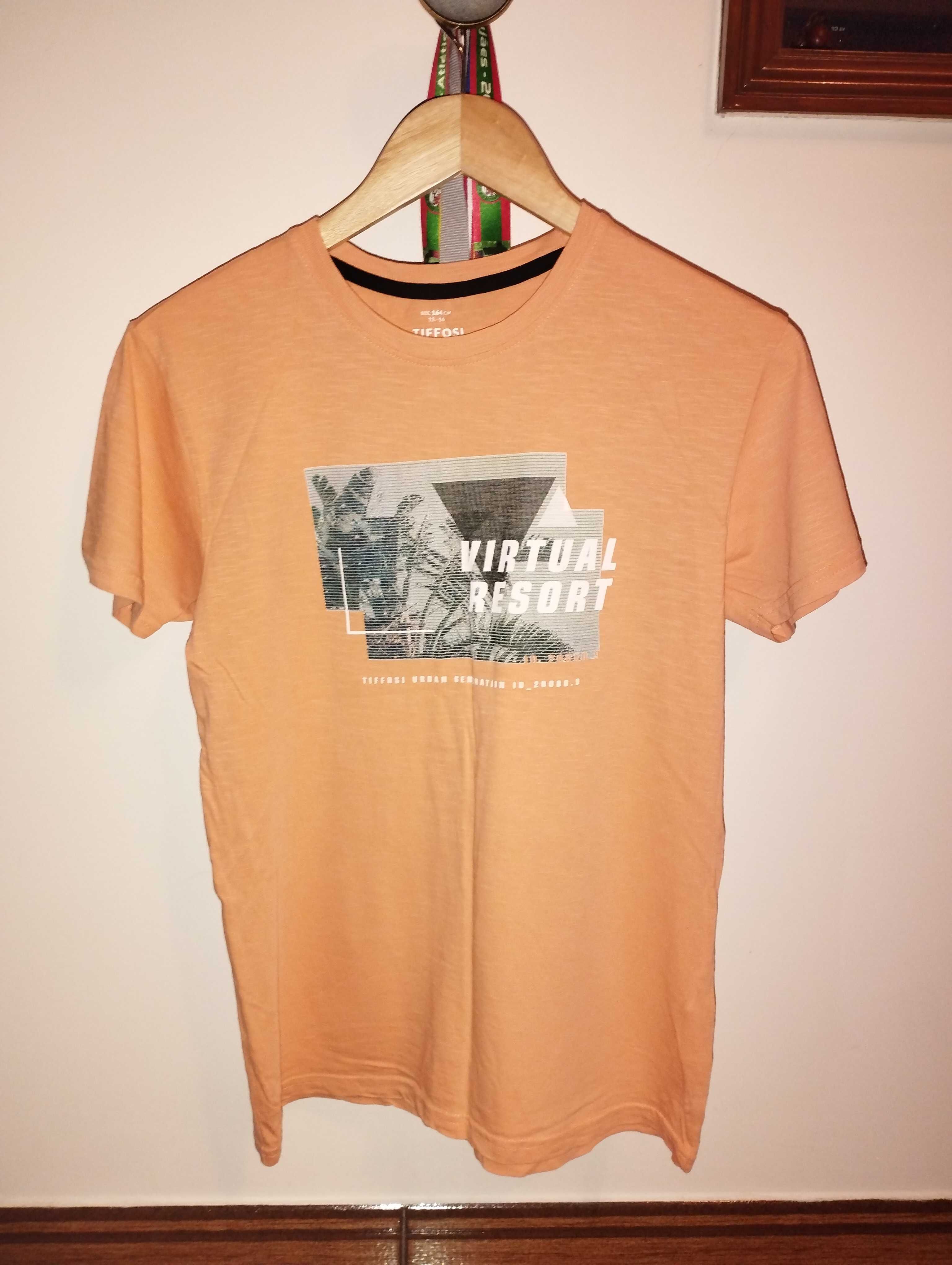 T shirt laranja de marca