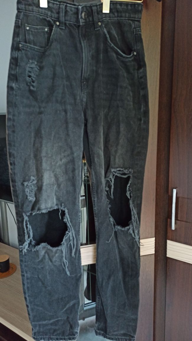 Sinsay MOM FIT 34. czarne spodnie z dziurami