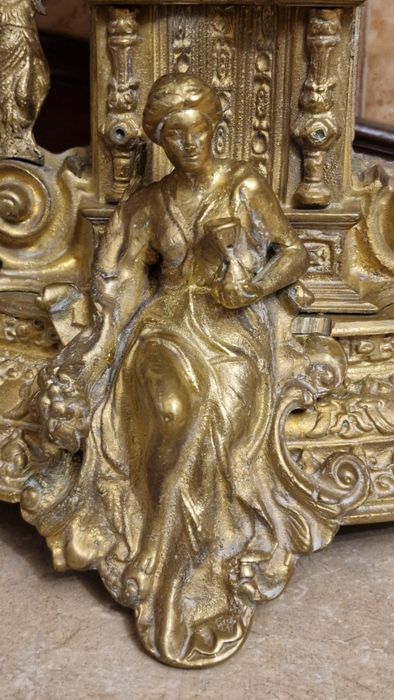 Duży mosiężny zegar z orłem